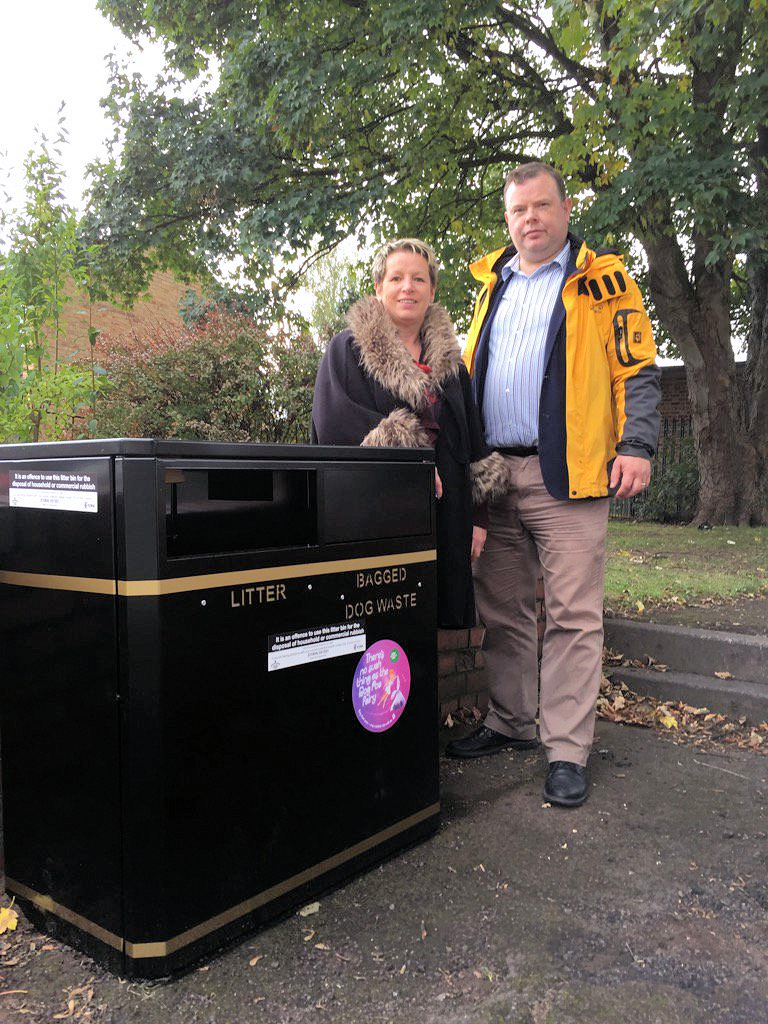 Andrew and Sue unvieled the first of 6 new litter bins which will eb installed in trhe Westfiedl area. This bin is at the junction of Gale Lane and Askham lane